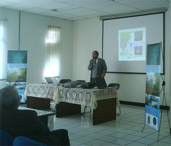 Prof. Hashimoto saat presentasi. kredit foto ivie