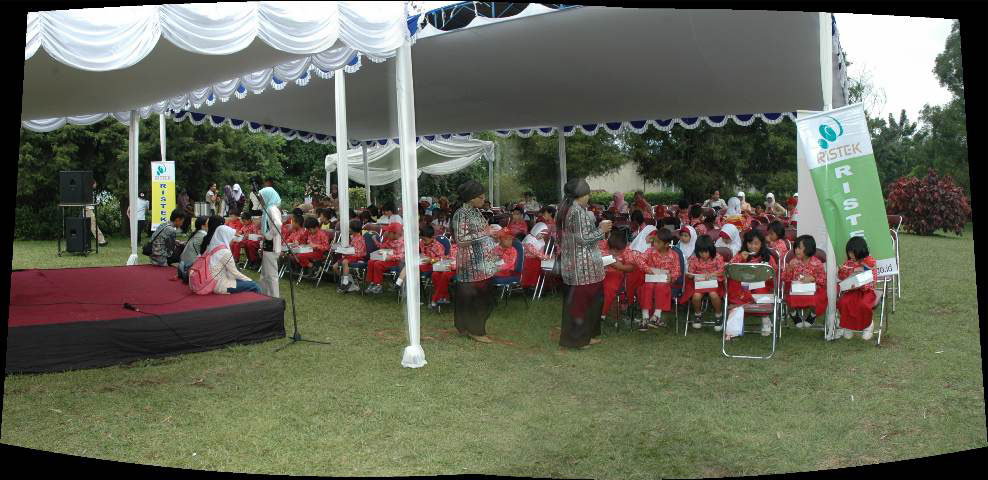 suasana makan siang. kredit foto nggieng