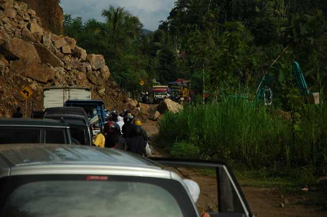 tanah longsor dalam perjalanan dari Pacitan - Ponorogo yang menghalangi perjalanan tim. Kredit foto : nggieng