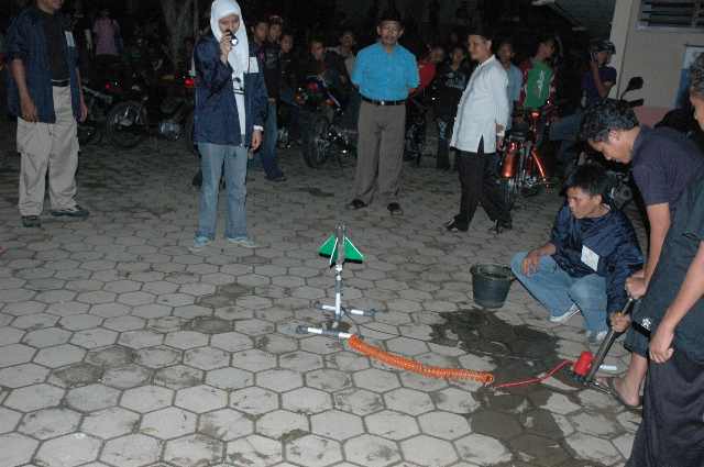 peluncuran roket air. Kredit foto : nggieng