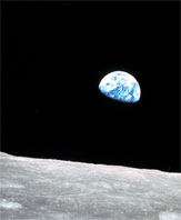 Terbitnya Bumi di permukaan Bulan, dipotret pada tanggal 24  Desember 1968 oleh astronot-astronot Apollo 8. Sumber: Wikipedia