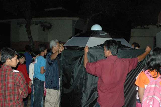 untuk mempertahankan struktur, seringkali planetarium harus dibantu dipegangi dari luar. Seharusnya perusahaan sepatu itu membantu mendanai planetarium, karena sudah diiklankan oleh tim Unawe Indonesia. Kredit foto : nggieng