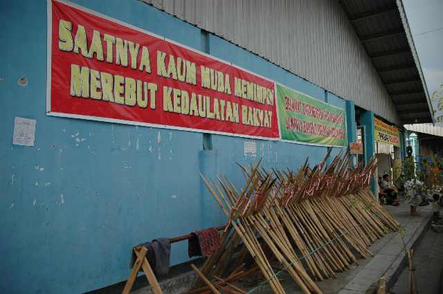 bambu runcing yang disiapkan, untuk melawan hal-hal yang menyebabkan kemarahan masyarakat pengungsi. Kredit foto : nggieng