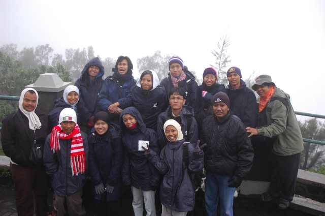tim UNAWE Indonesia berlibur di puncak gng. Bromo. Kredit foto : nggieng