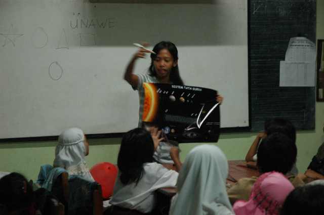 salah seorang kakak dari Unawe memberikan penjelasan tentang tata surya kepada adik-adik di Malang. Kredit foto : nggieng