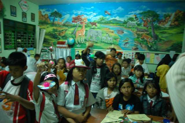 anak-anak bersemangat memperlihatkan model Planet Saturnus hasil karya mereka. Kredit foto : nggieng