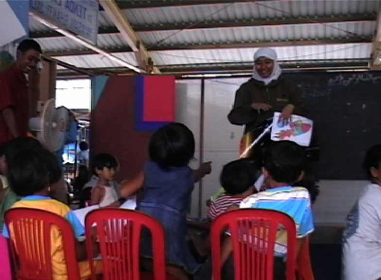 kegiatan bermain sambil belajar di Porong. Kredit foto : nggieng