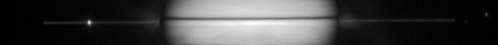 Cincin-cincin Saturnus sangat lebar tetapi juga sangat tipis. Para astronom menggunakan Teleskop Hubble untuk menangkap citra Saturnus dengan posisi cincin datarnya ini (edge-on) pada tahun 1995. Obyek terang seperti bintang pada bidang cincin yang terlihat pada gambar merupakan satelit-satelit es. Kredit Gambar : NASA