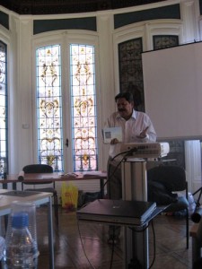 IMG_2916.JPG Kothari dari India memperkenalkan berbagai perangkat sederhananya. Kredit : langitselatan