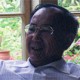 Saat diwawancarai di kediamannya. Kredit : Hanindyo K.