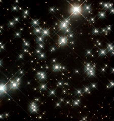Bintang katai putih di kluster globul M4, pada foto ini hanya bintang yang sangat redup yang merupakan katai putih. Kredit : NASA and H. Richer - University of British Columbia 
