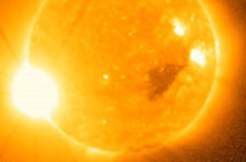 Flare Matahari tingkat X-9 tgl 5 Desember 2006, yang diamati Solar X-Ray Imager yang terpasang di  GOES-13 satellit milik NOAA. Kredit: NASA/ NOAA