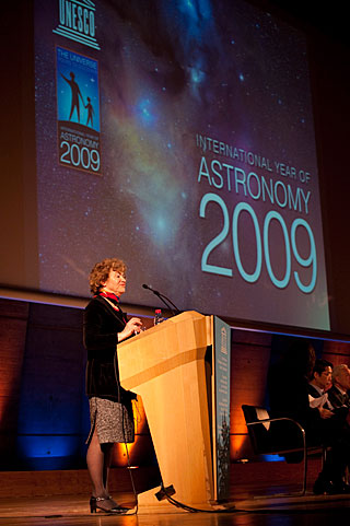 Presiden IAU Catherine Cesarsky berpidato dalam acara pembukaan IYA2009. Kredit :IAU/José Francisco Salgado