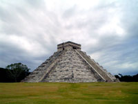 Piramida peninggalan suku Maya. kredit : whoyoucallingaskeptic.wordpress.com