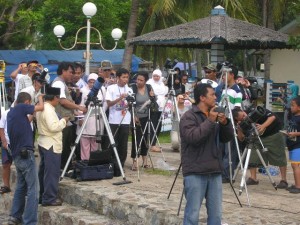 Pengamatan publik di Anyer. kredit : nggieng