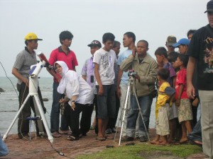 Forum Guru Astronomi Bandung turut dalam pengamatan gerhana. Kredit : Nggieng