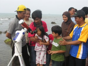 Berbagi kegembiraan dengan anak. Kredit : nggieng