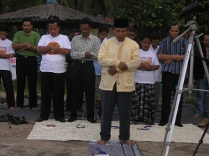 Sholat gerhana di lokasi. Kredit : Nggieng
