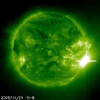 Flare matahari saat terlihat bulan November 2003. kredit : NASA