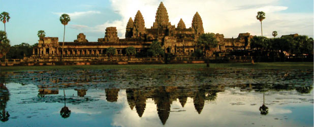 Kuil Angkor Wat di Kamboja. Posisi puncak kuil menandakan posisi matahari pada saat equinox dan solstice. Kredit: David H. Kelley 