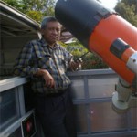 Dr. Hakim L. Malasan berfoto bersama Teleskop GAO-ITB RTS