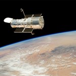 Teleskop Hubble yang mengorbit Bumi. Diambil pada tahun 2009 saat perbaikan terakhir Hubble. Kredit : hubblesite.org
