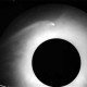 Komet Ikeya–Seki saat mencapai perihelion, diabadikan astronom F. Moriyama dan T. Hirayama di observatorium Tokyo (Jepang) pada 21 Oktober 1965 menggunakan koronagraf pada siang bolong, sesaat sebelum fragmentasi tidal membelahnya menjadi 3 bongkahan. Ikeya–Seki merupakan keluarga komet Kreutz yang paling terang dalam abad ke–20 dan di Indonesia dijuluki lintang kemukus dini hari. Kini analisis memperlihatkan komet sungrazer terang seperti ini akan muncul di langit dalam beberapa dekade ke depan. Kredit foto : Cometography