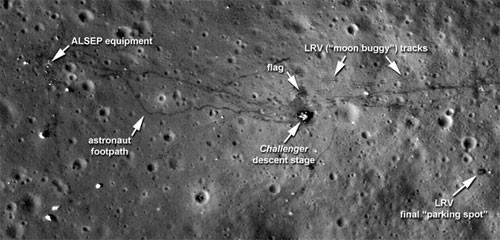Citra permukaan Bulan yang diambil oleh Lunar Reconnaissance Orbiter di lokasi pendaratan Apollo 17 (dok. NASA)
