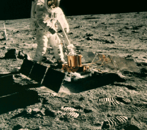 Gambar 1. Seismometer dan magnetometer sedang dipasang di permukaan Bulan, misi Apollo 11. Sumber : NASA, 1969. 