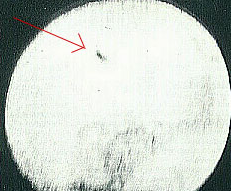 Gambar 1. Salah satu bintik hitam aneh yang mengalami transit dengan Matahari dan berhasil diabadikan Bonilla pada 12 Agustus 1883. Sempat dianggap sebagai UFO, kini interpretasi lebih logis menyarankannya sebagai fragmen komet Bonilla. Sumber : Bonilla, 1886.  