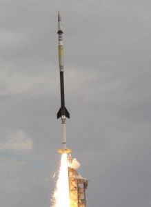 Gambar 2. Roket sub-orbital Black Brant IX dengan Hi-C di pucuknya saat mengangkasa dari fasilitas ujicoba White Sands, New Mexico (AS) pada 11 Juli 2012. Sumber : Space.com, 2013.