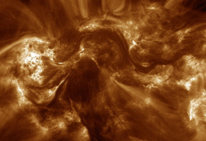 Gambar 1. Snapshot kepangan magnetik di korona Matahari berdasarkan observasi Hi-C. Sumber : NASA, 2013.