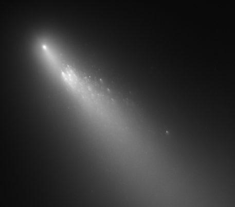 Gambar 2. Fragmen B dari komet Schwassmann-Wachmann 3, diabadikan teleskop landas-bumi Hubble pada 2006. Jika observasi berbasis teleskop sederhana dari permukaan Bumi hanya mengungkap adanya satu fragmen B, Hubble memperlihatkan di sekitar fragmen B (yakni fragmen yang paling terang) terdapat setidaknya 73 buah fragmen lainnya yang berukuran lebih kecil dan lebih redup. Sumber : STScI, 2006. 