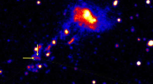 Galaksi IC 3418 yang jatuh ke gugus Virgo. bergerak dengan kecepatan tinggi menyisakan jejak gas dingin. Kredit: NAOJ, CFHT, GALEX, Y. Ohyama & A. Hota